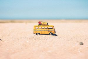 bus jaune sable vacances