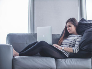 femme canapé travail