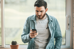 Homme qui active une permanence téléphonique